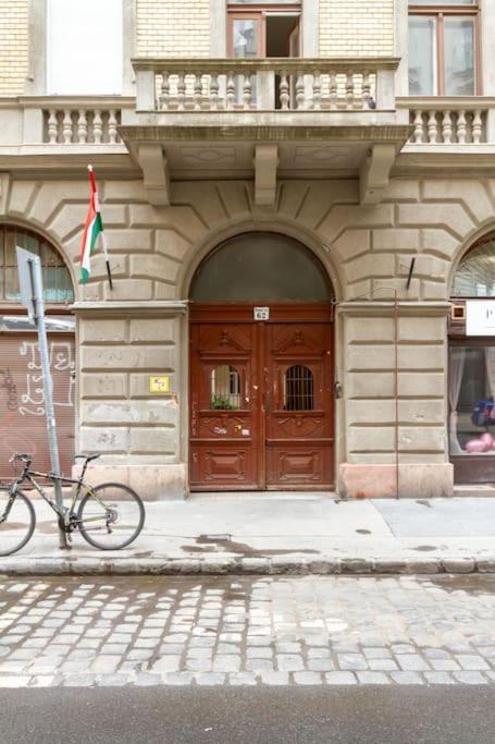 Family Lux Lounge In Voeroesmarty Street By Nw Budapeste Exterior foto